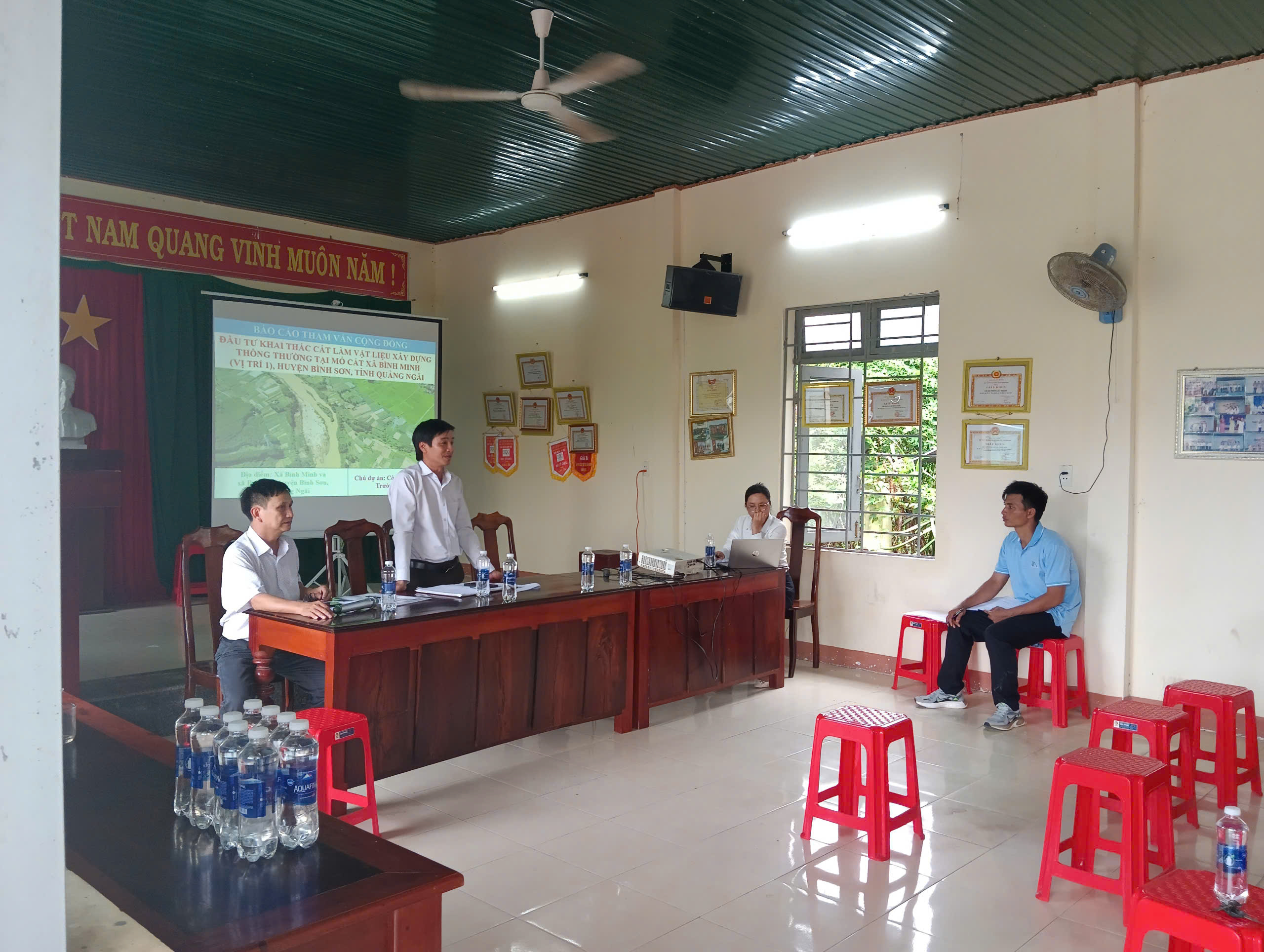 Đại diện địa phương phát biểu bắt đầu cuộc họp